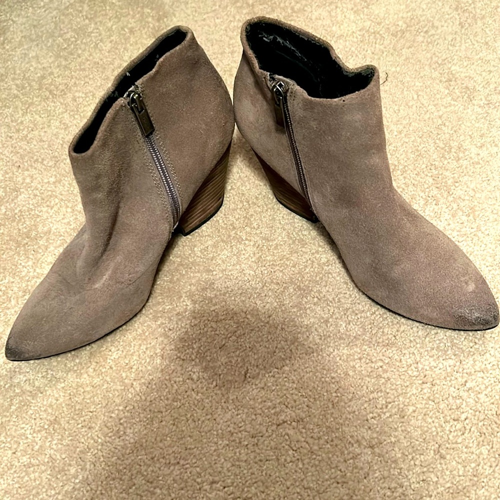 Kenneth Cole Reaction sz81/2 wooden wedge heeled ankle boots tan suede